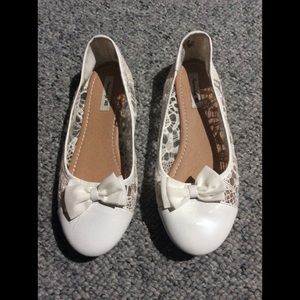 American Eagle White Lacey Patent Ballet Flats w. Bow